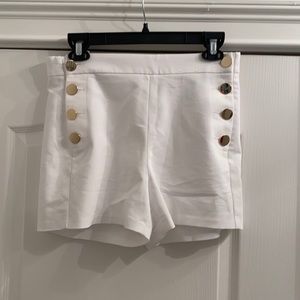 Dressy shorts wit beautiful gold buttons